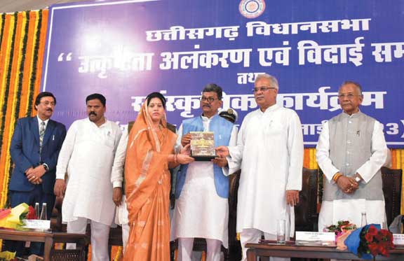 विधानसभा में आयोजित उत्कृष्टता एवं विदाई समारोह में स्मृति चिन्ह से सम्मानित हुईं विधायक उतरी विधानसभा में आयोजित उत्कृष्टता एवं विदाई समारोह में स्मृति चिन्ह से सम्मानित हुईं विधायक उतरी