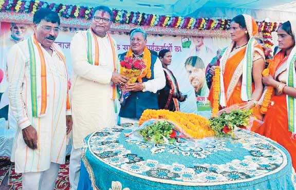 पूर्व विधायक जनक के जन्मदिन पर बधाई देने कांग्रेसियों का तांता