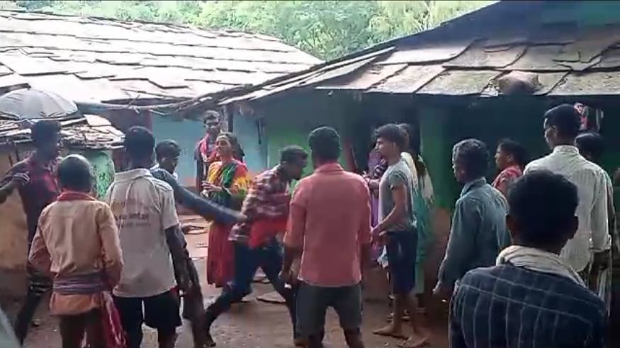 आदिवासियों के ईसाई बनने पर बवाल, परिवार के लोग भिड़ें, हिंसक मारपीट