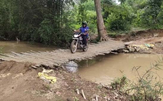 नाले में पुलिया नहीं, लकड़ी की पुलिया से आवाजाही नाले में पुलिया नहीं, लकड़ी की पुलिया से आवाजाही