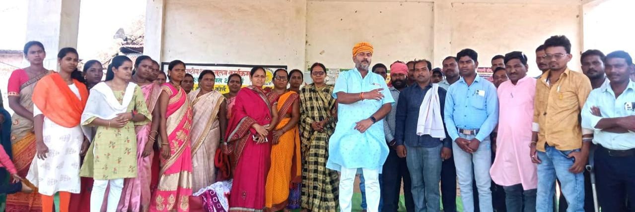 नियमितीकरण समेत दो सूत्रीय मांगों को  लेकर रोजगार सहायक बेमुद्दत हड़ताल पर 