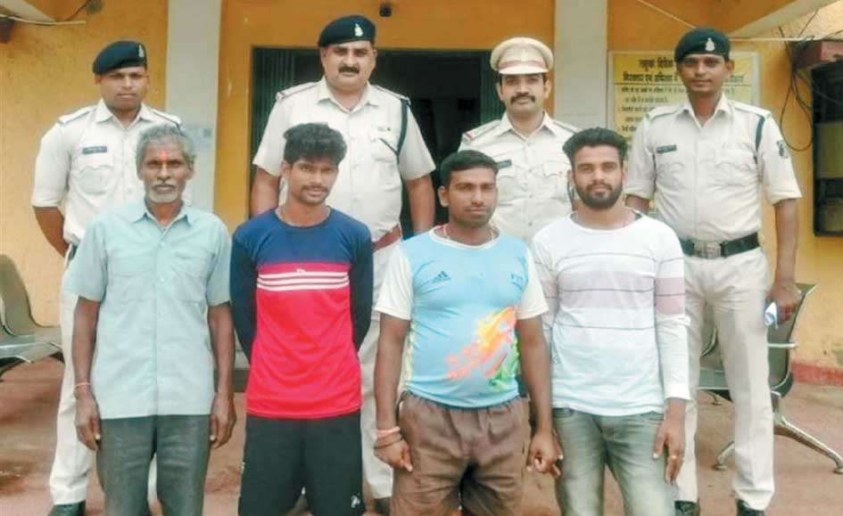 टोनही प्रताडऩा के दो मामले, 6 गिरफ्तार, दो फरार टोनही प्रताडऩा के दो मामले, 6 गिरफ्तार, दो फरार