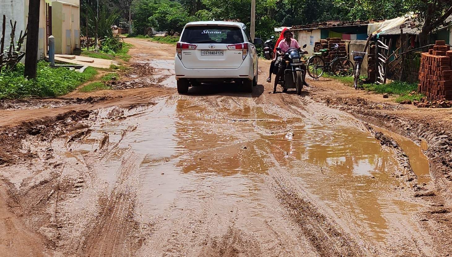 शिवलिंग के दर्शन व जलप्रपात तक जाने कीचड़ युक्त गड्ढ़ों को पार करने मजबूर शिवलिंग के दर्शन व जलप्रपात तक जाने कीचड़ युक्त गड्ढ़ों को पार करने मजबूर