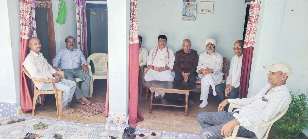 पूर्व विधायक होरा शोकाकुल परिवार  से मिलने पहुंचे