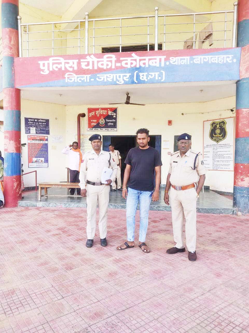 शराब दुकान कर्मियों को बंधक बनाकर लूट का फरार आरोपी गिरफ्तार