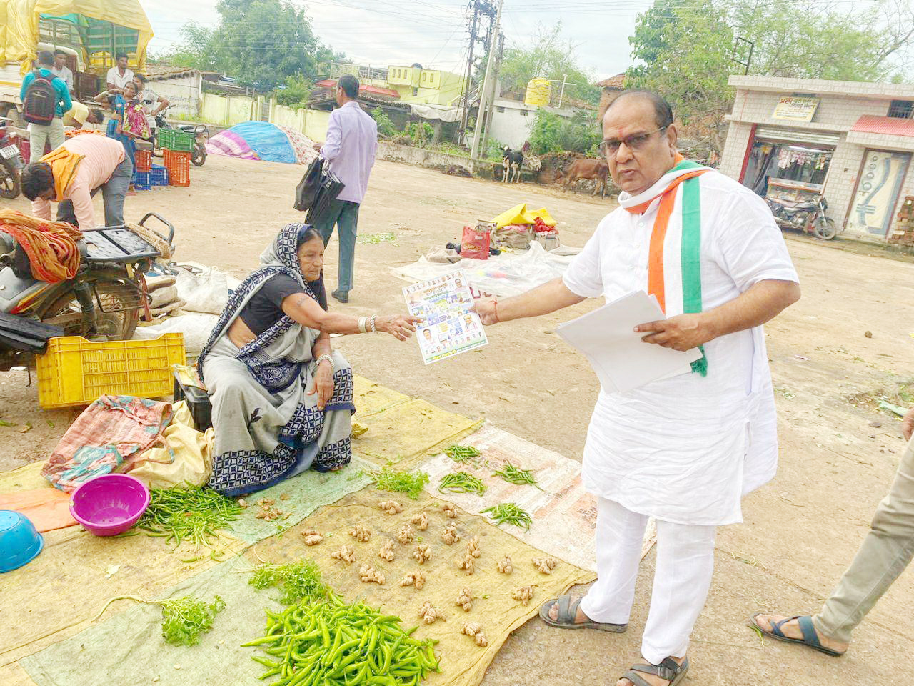 मोहन लालवानी जनसंपर्क कर सरकार की योजनाओं को आम लोगों तक पहुंचा रहे
