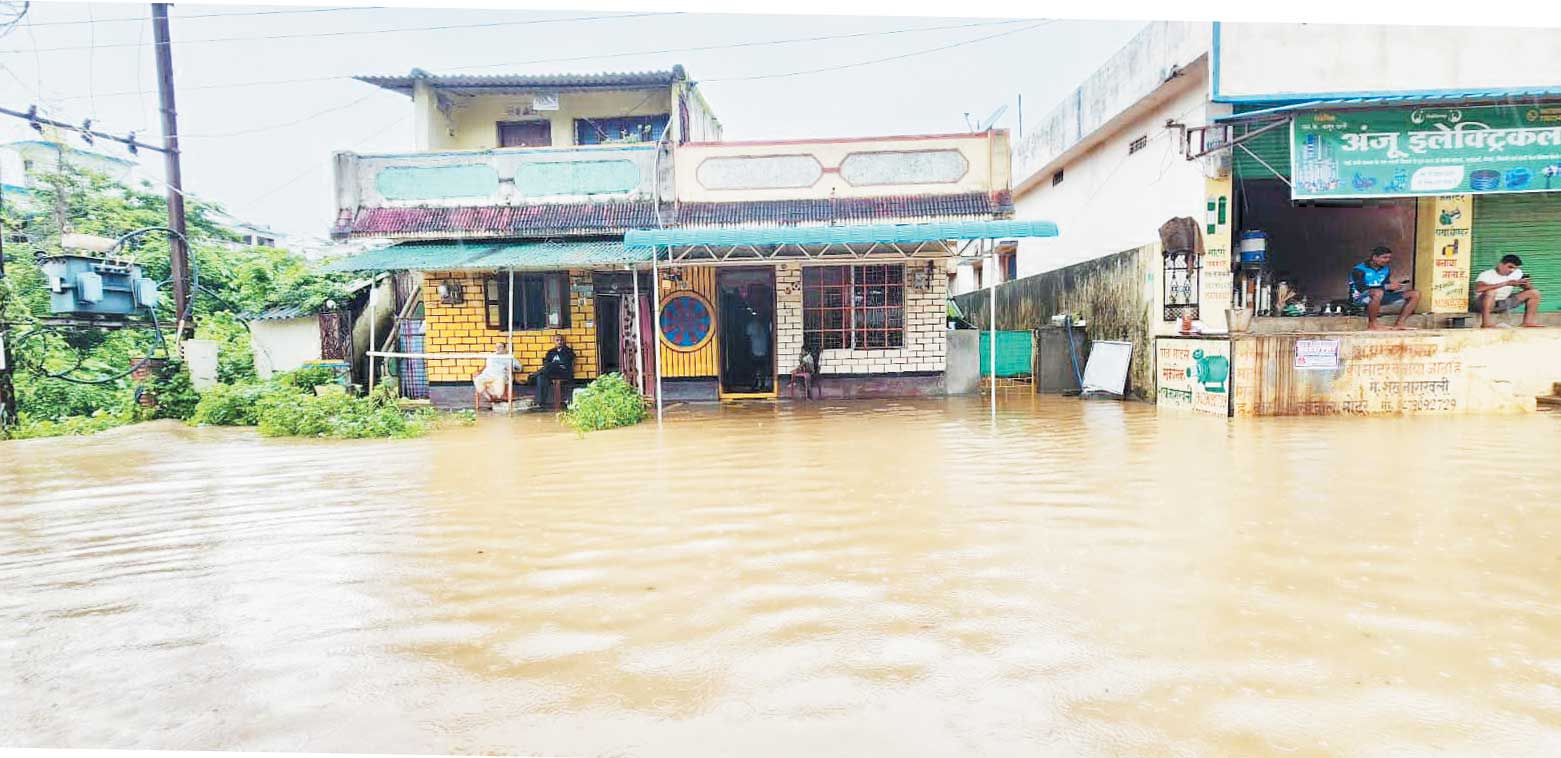 एनएच पर पहुंचा तालाब का पानी, कई घर व दुकानें जलमग्न