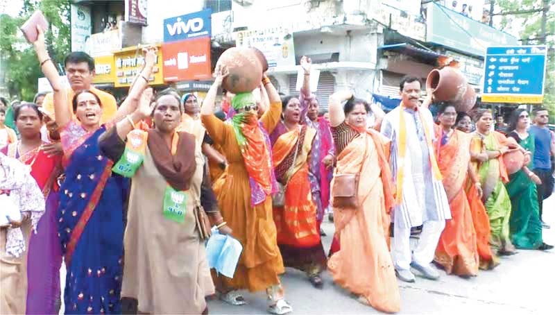 मूलभूत समस्याओं पर भाजपाईयों ने घेरा निगम कार्यालय मूलभूत समस्याओं पर भाजपाईयों ने घेरा निगम कार्यालय