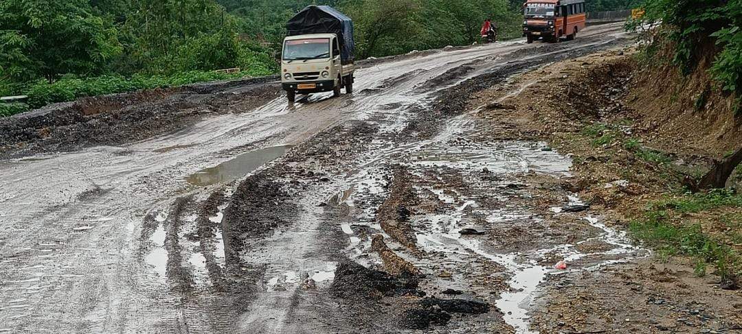 एक माह पहले बनाये डामरीकृत डायवर्सन गड्ढों में तब्दील, दलदल में फंस रहे वाहन एक माह पहले बनाये डामरीकृत डायवर्सन गड्ढों में तब्दील, दलदल में फंस रहे वाहन