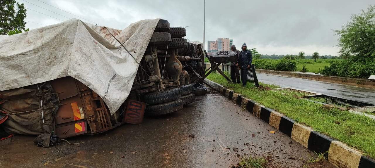 तेज रफ्तार ट्रक डिवाइडर से टकरा पलटा