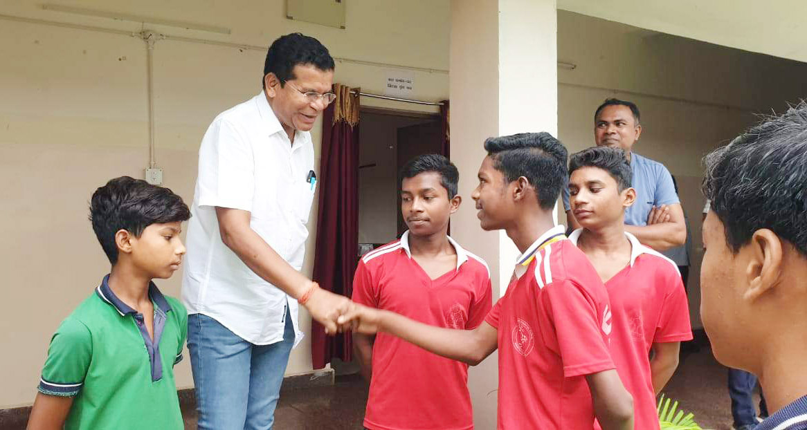 मरकाम ने किया एकलव्य आदर्श आवासीय विद्यालय का निरीक्षण