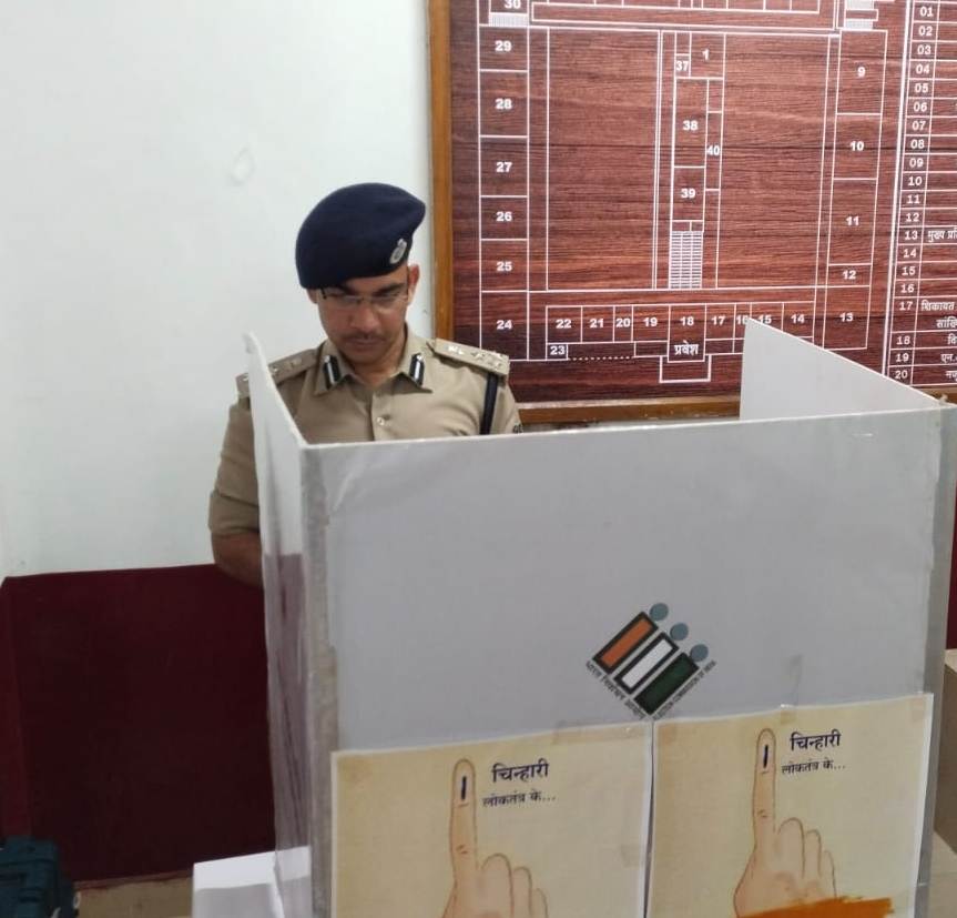 मतदाता जागरूकता शिविर में  एसपी ने दिया प्रतीकात्मक वोट