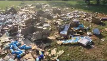 खुले में फेंके कीटनाशक, पास ही मवेशियों के शव मिले