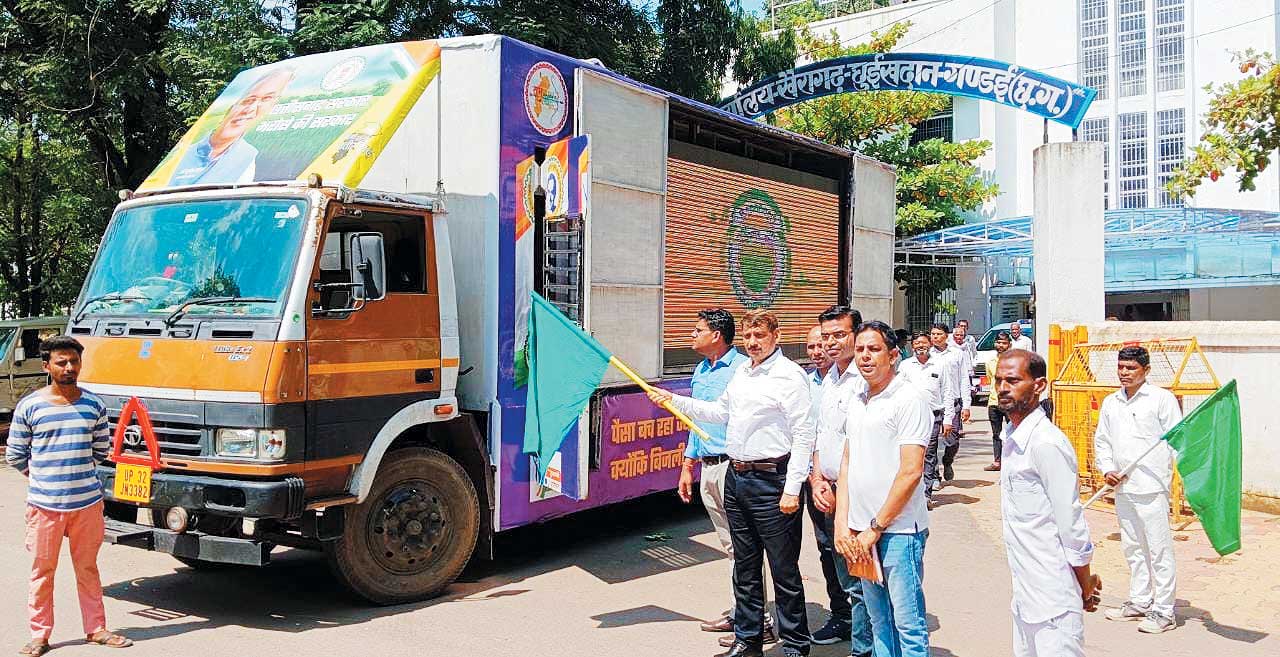 जनसंपर्क के एलईडी वैन को कलेक्टर ने किया रवाना