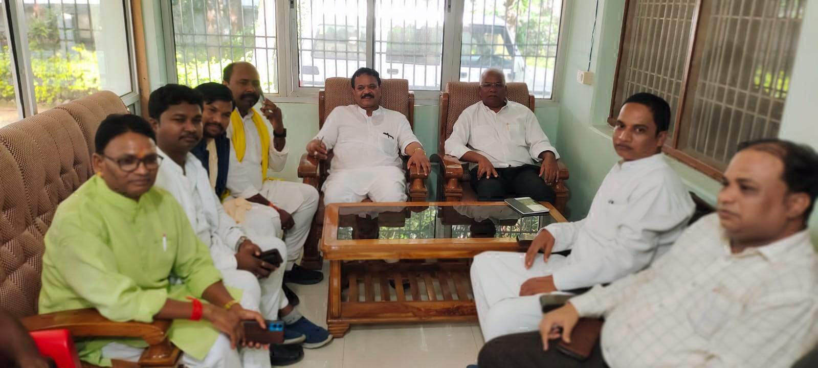 पटवारी को हटाने ग्रामीणों  ने खोला मोर्चा 