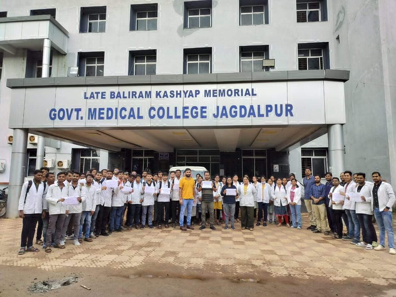 मेकाज के डॉक्टरों का काली पट्टी लगा विरोध प्रदर्शन 