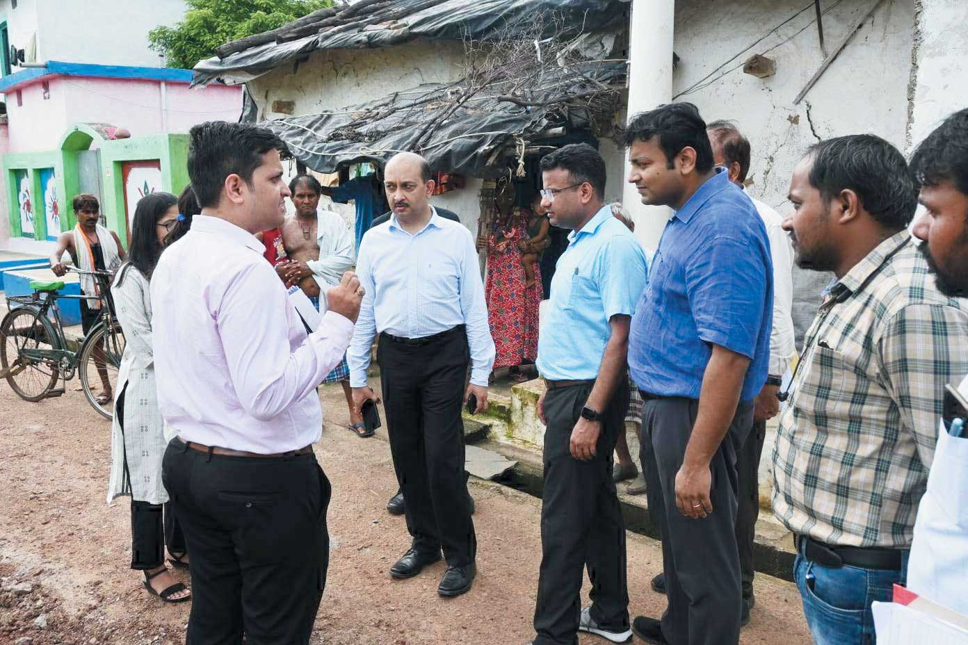 फ्लैगशिप योजनाओं की जानकारी लेने एसीएस पहुंचे गौठान