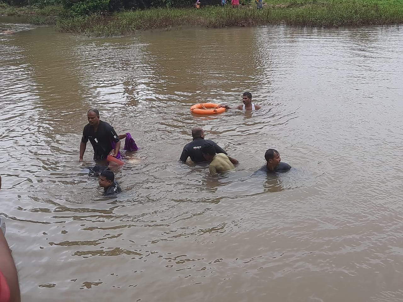 नाला पार कर रहे मां-बेटा डूबे, मौत