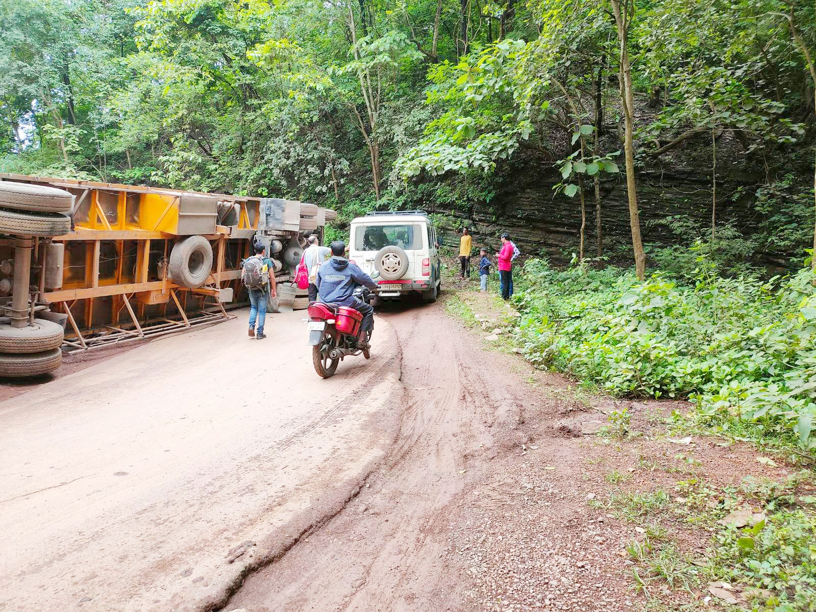दरभा घाटी के एस मोड़  पर पलटा ट्रेलर,  जाम