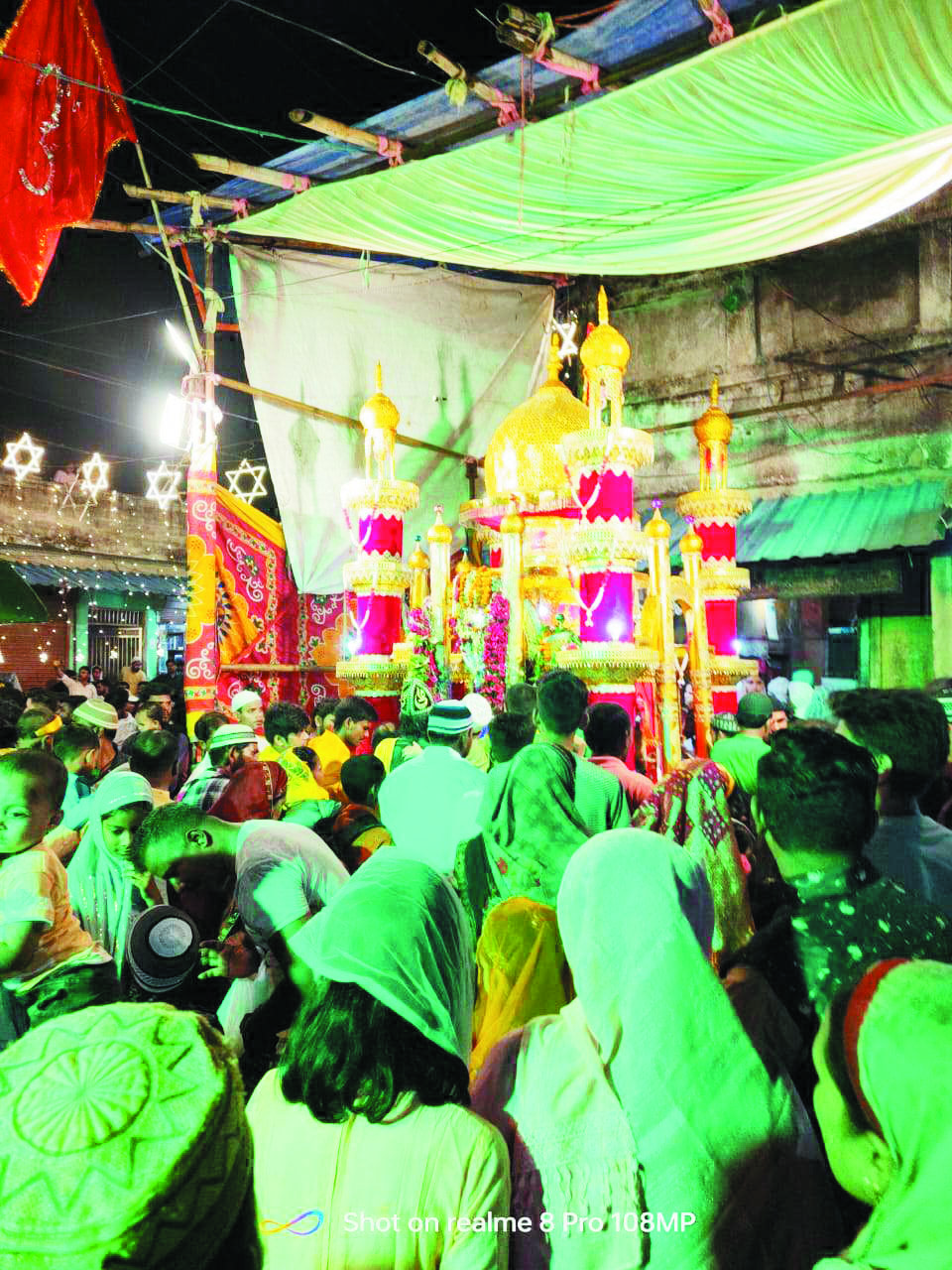 ताजिये के साथ मोहर्रम पर अखाड़े का प्रदर्शन ताजिये के साथ मोहर्रम पर अखाड़े का प्रदर्शन