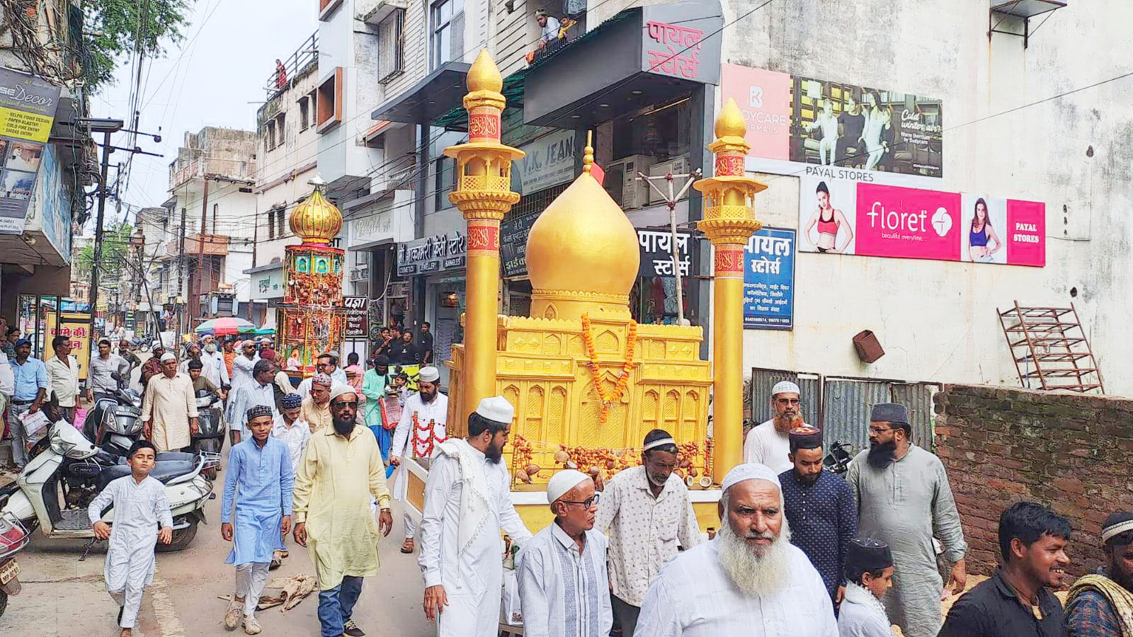 मोहर्रम पर निकाला जुलूस, मन्नतें मांगी