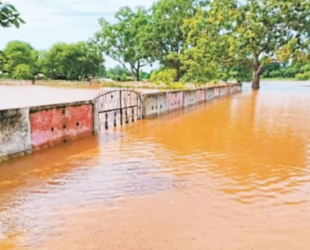 48 घंटे की लगातार बारिश से हाफ नदी उफान पर, दाढ़ी-छिरहा सडक़  का संपर्क टूटा