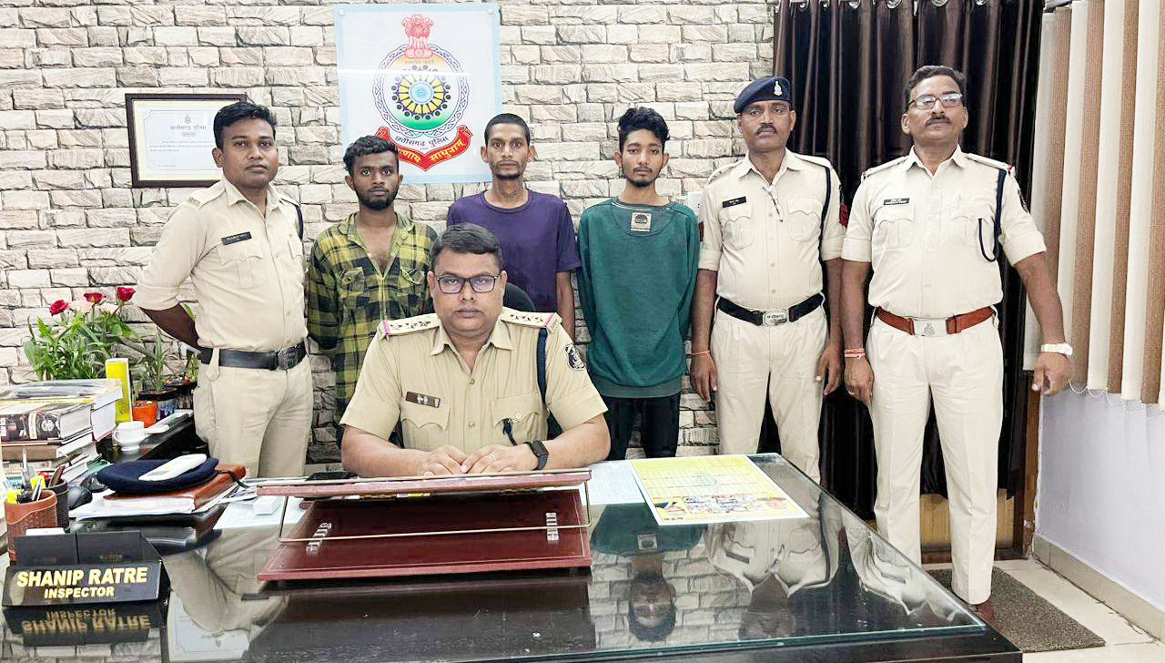 चोरी की 62 किलो छड़ के साथ 3 आरोपी गिरफ्तार चोरी की 62 किलो छड़ के साथ 3 आरोपी गिरफ्तार