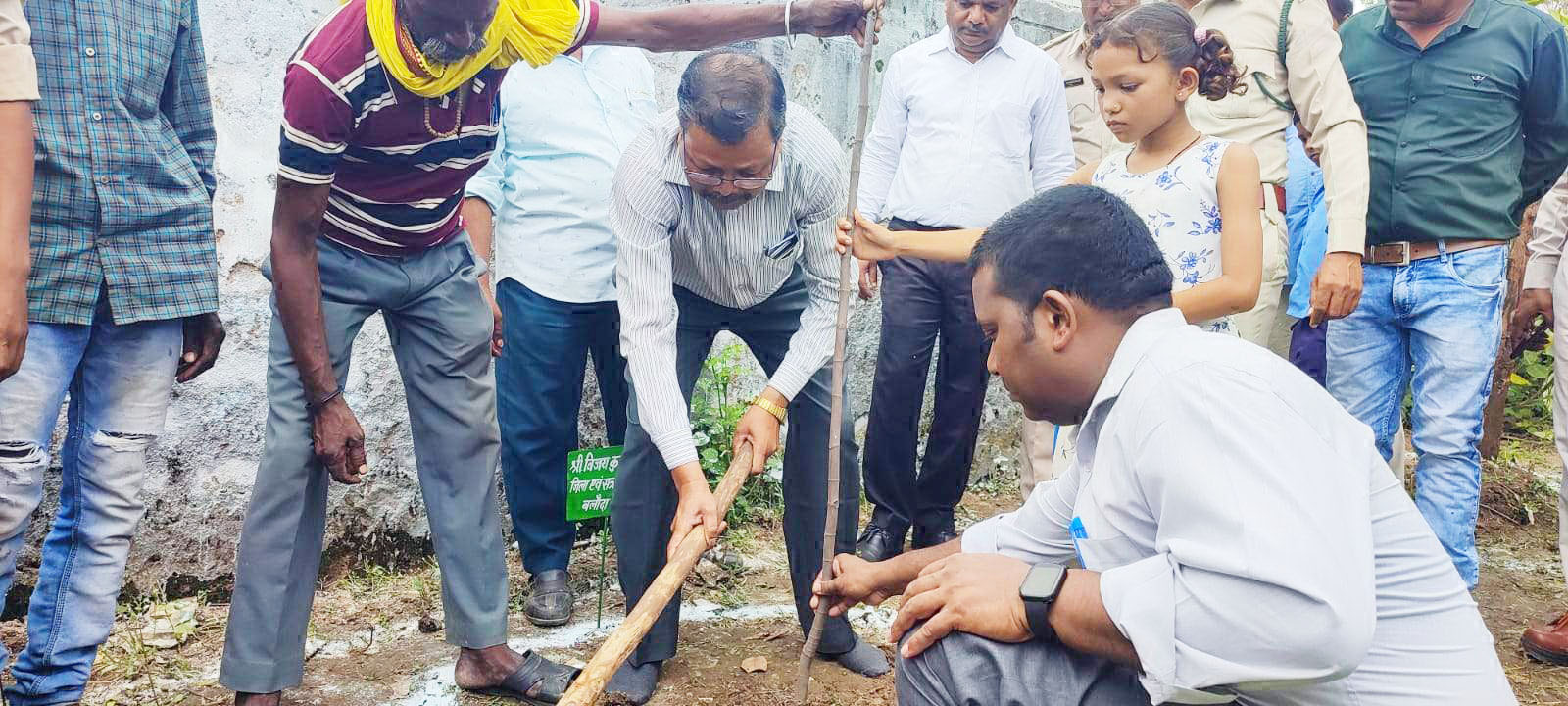 हाई स्कूल परिसर धमनी में रोपे कटहल के पौधे हाई स्कूल परिसर धमनी में रोपे कटहल के पौधे