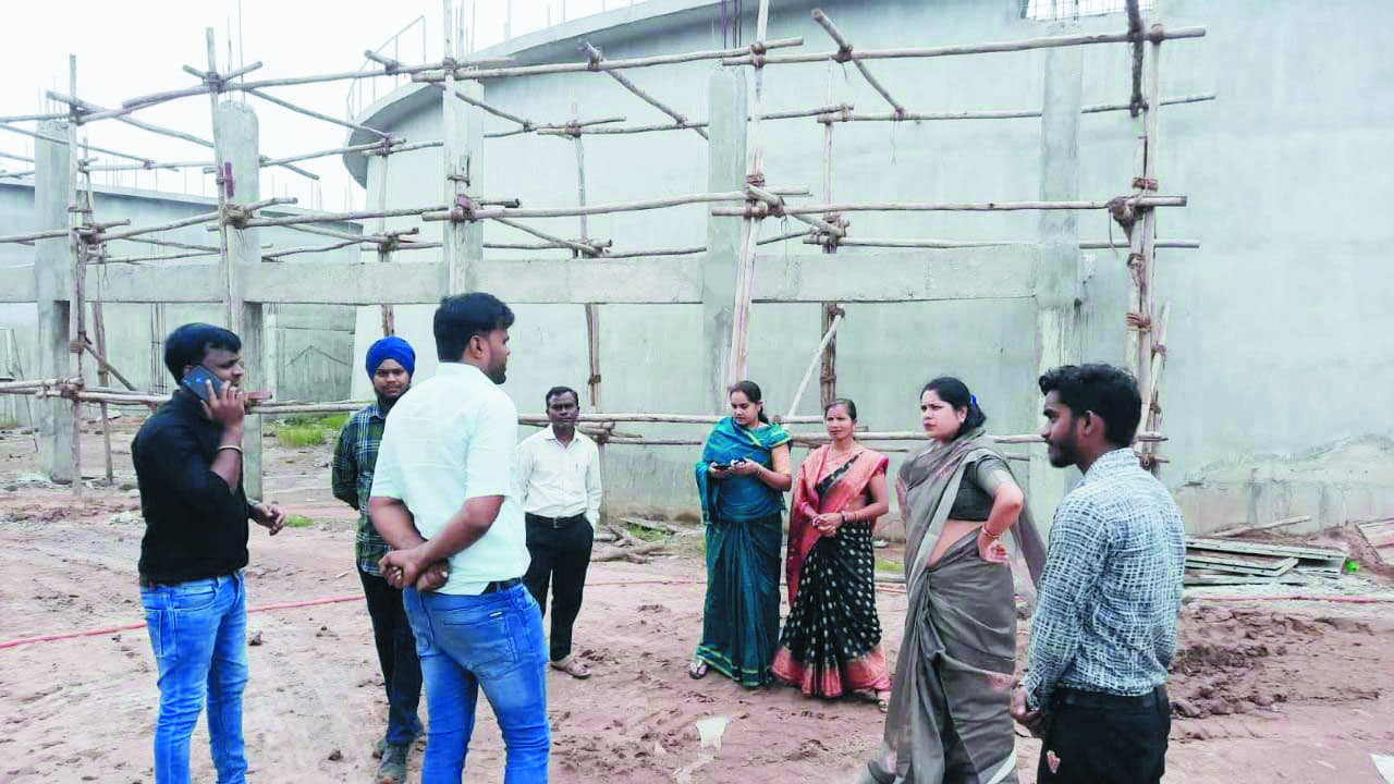 मुजगहन में निर्माणाधीन सिवरेज ट्रीटमेंट प्लांट का जायजा लेने पहुंचीं विधायक