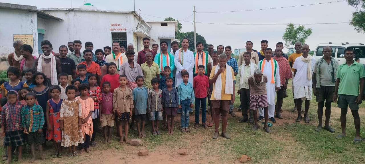 गांवों का दौरा कर भूपेश सरकार की उपलब्धियां बता रहे कांग्रेसी