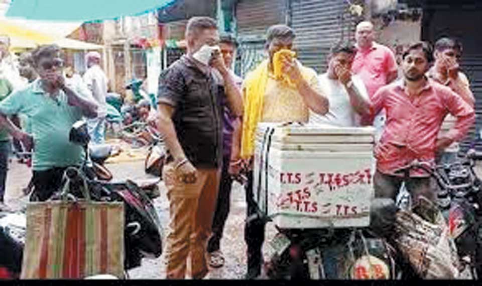 सब्जी बाजार में गंदगी का आलम, बदबू से लोग परेशान