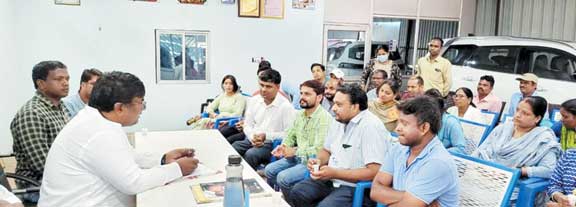 नियमितीकरण की मांग, संविदाकर्मियों ने सीएम के नाम सौंपा ज्ञापन