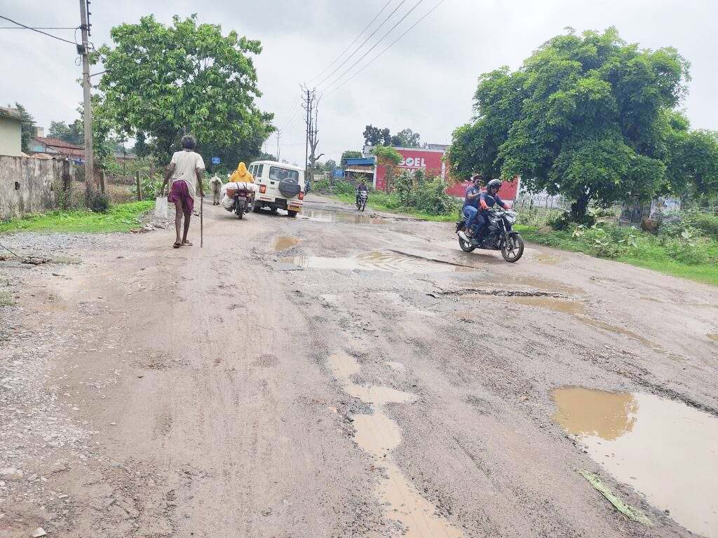 सडक़ नहीं तो वोट नहीं, लोगों का धरना-प्रदर्शन