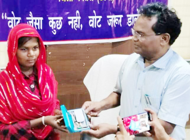 जनचौपाल में श्रवण बाधित छात्रा अंजलि को कलेक्टर ने दिलाई मशीन