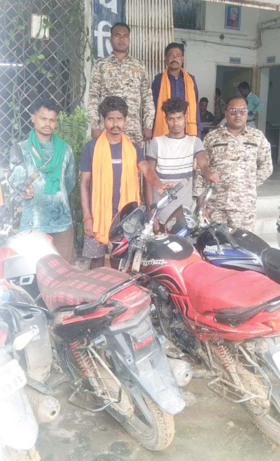 बाइक से मवेशियों को खदेड़ते 4 तस्कर गिरफ्तार बाइक से मवेशियों को खदेड़ते 4 तस्कर गिरफ्तार