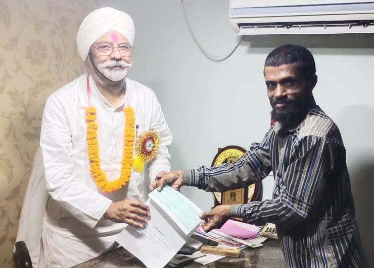 पूर्व विधायक गुरूमुख सिंह ने जरूरतमंदों को किया चेक वितरण