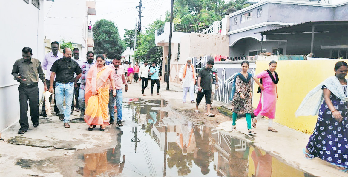 वार्डवासियों संग बस्ती में जाकर विधायक  ने स्थितियों का लिया जायजा
