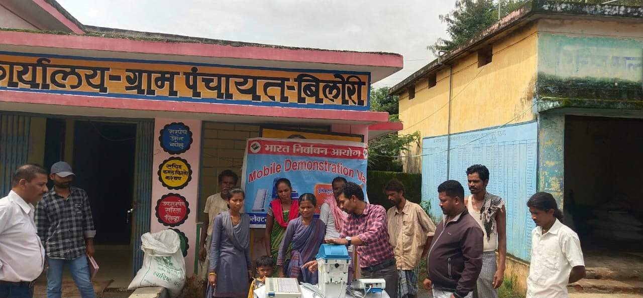 मतदाता जागरूकता शिविर, ग्रामीण और विद्यार्थियों ने दिया प्रतीकात्मक वोट