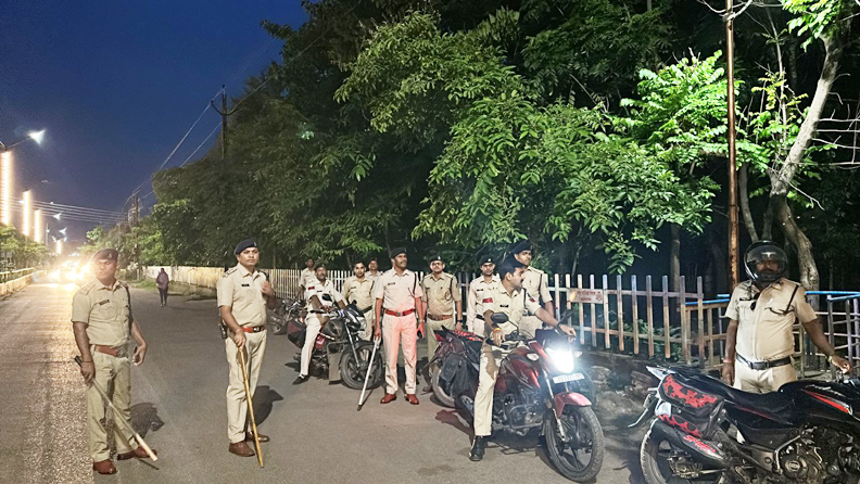 पुलिस ने की शहर में चेकिंग व जांच पुलिस ने की शहर में चेकिंग व जांच