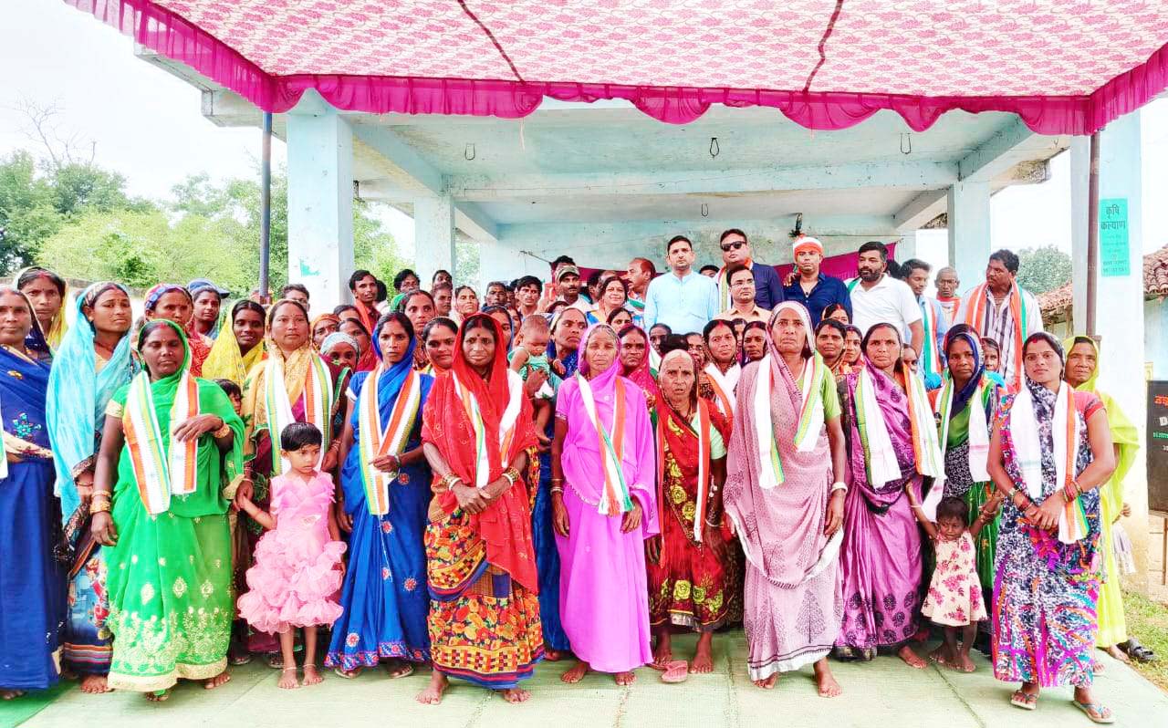 किसानों के बीच बैठकर सुनी उनकी बातें, सरकार के कामों की अन्नदातओं ने की प्रशंसा