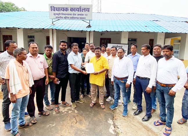 मांगों को ले रोजगार सहायक मिले संसदीय सचिव मिंज से, सौंपा ज्ञापन