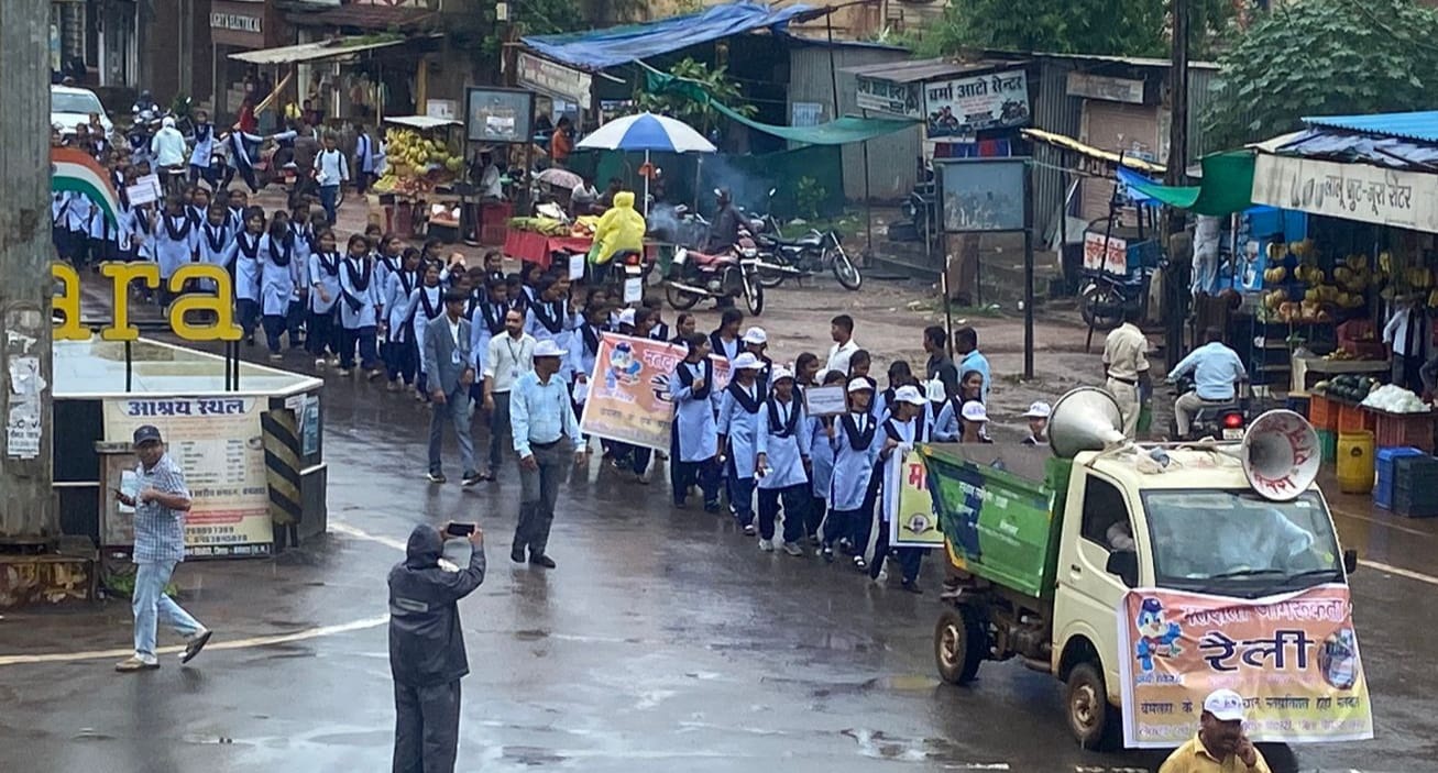 बारिश में भीगते हुए मतदान के प्रति लोगों को किया जागरुक 