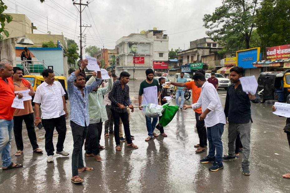 शोभा यात्रा पर हुए हमलों के विरोध में विहिप ने पुतला फूंका शोभा यात्रा पर हुए हमलों के विरोध में विहिप ने पुतला फूंका