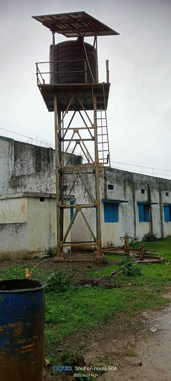 सोलर पंप खराब,  500 मीटर दूर झिरिया से पानी लाने मजबूर