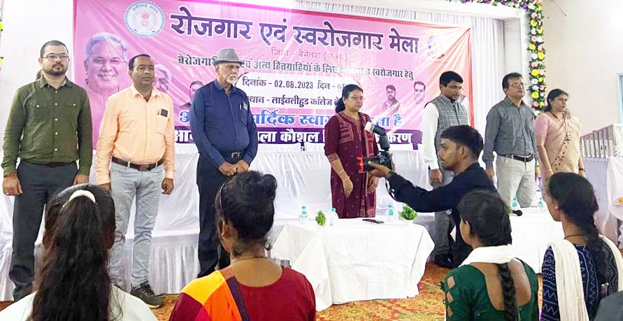 रोजगार मेला में 303 युवाओं को नौकरी व 2217 को मिला ऋ ण