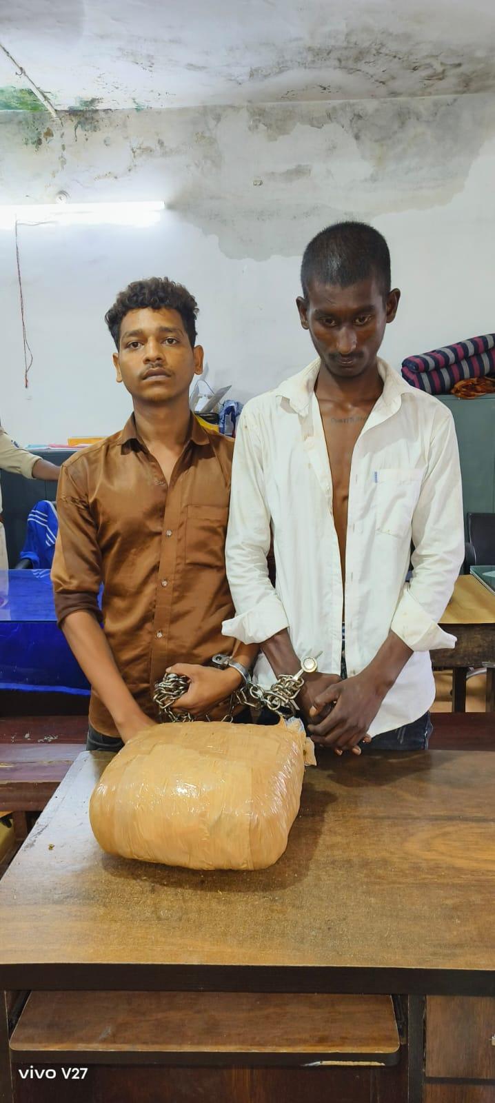गांजा बेच रहे दो गिरफ्तार, 50 हजार का गांजा जप्त