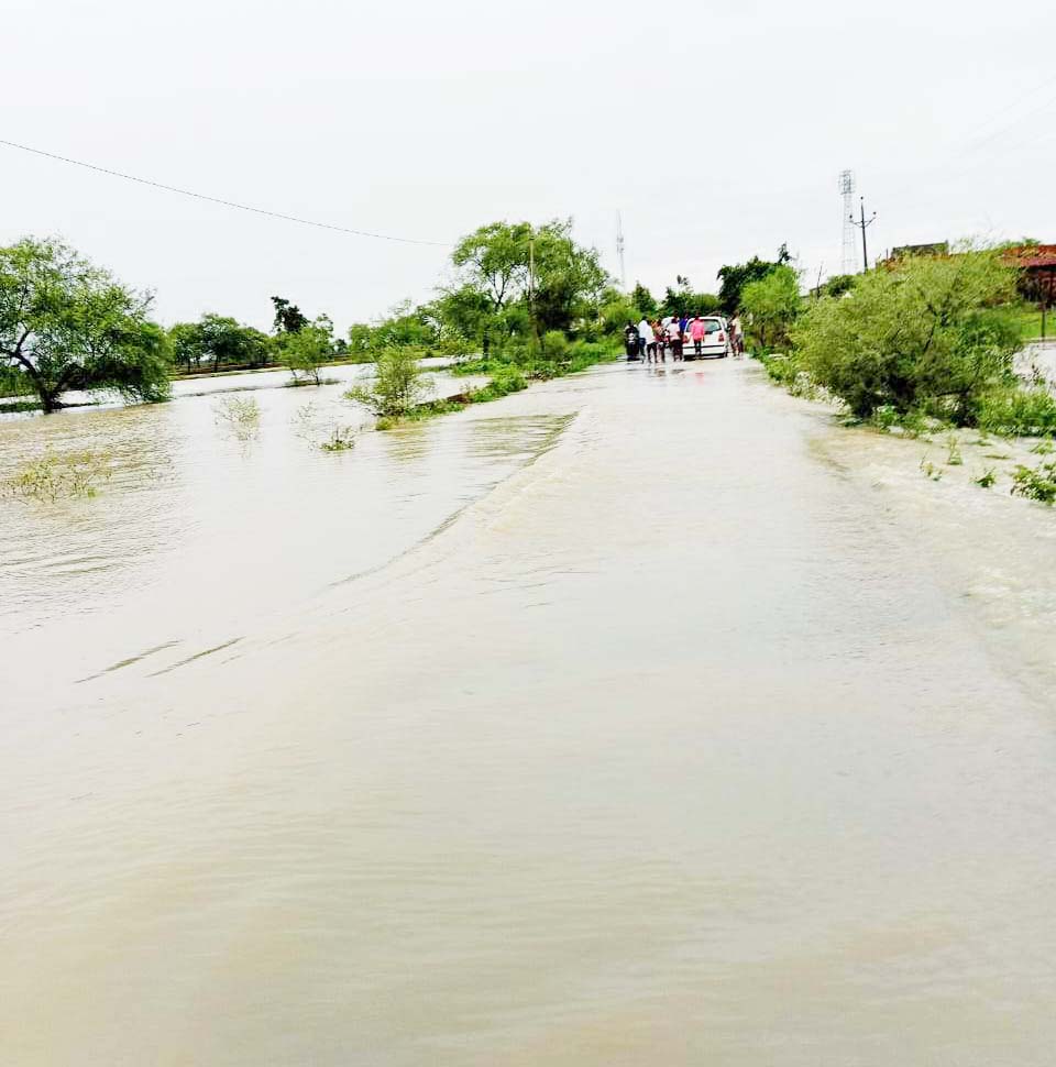 शहर से लेकर गांव तक खेत-खलिहान लबालब