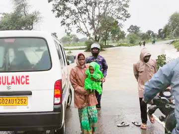 जान जोखिम में डाल नदी-नाले पार कर रहे राहगीर