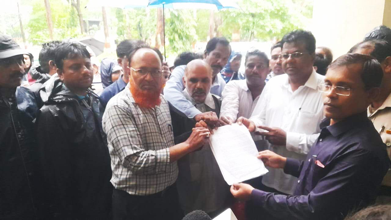 बरसते पानी में केआईटी कर्मियों ने निकाली रैली, सौंपा ज्ञापन