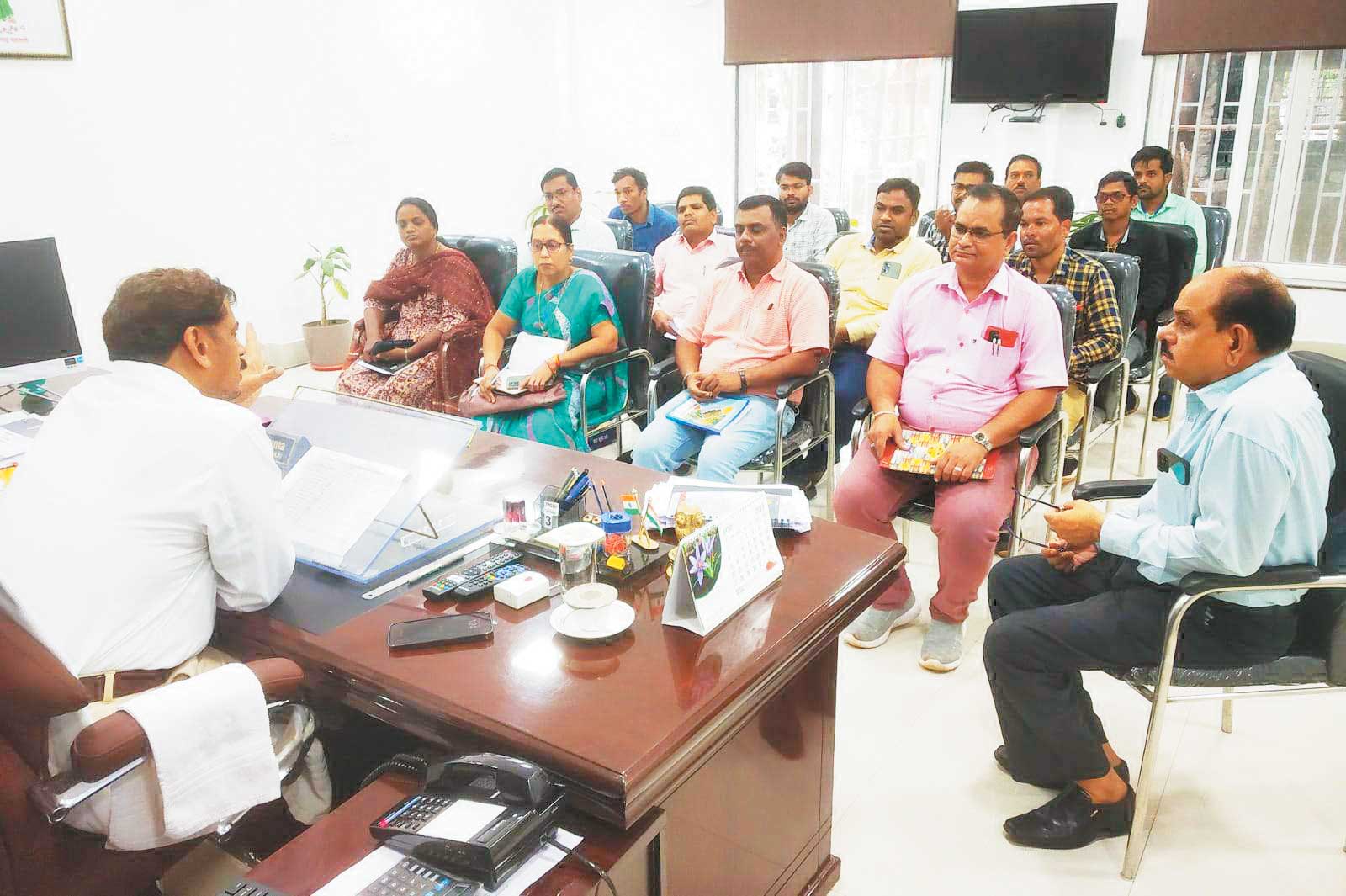 मुख्य मार्गों से पशुओं को हटाएं, रेडियम लगाएं